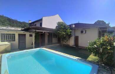 Imagem: A casa possui 4 Dormitórios, 3 Banheiros, 2 Vagas na garagem