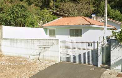 Imagem: A casa possui 2 Dormitórios, 1 Banheiro, 2 Vagas na garagem