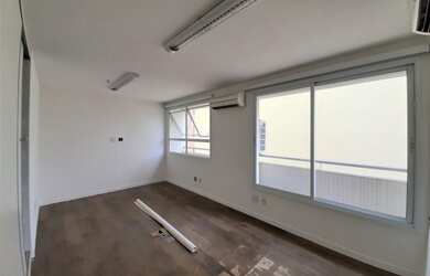 Imagem: O depósito possui 1 Vaga na garagem e 32m² de Área e está