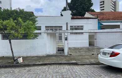 Imagem: A casa possui 3 Dormitórios, 2 Banheiros, 3 Vagas na garagem