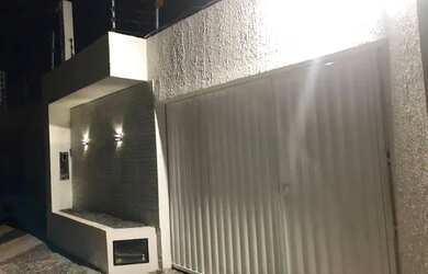 Imagem: A casa possui 2 Dormitórios, 2 Banheiros, 2 Vagas na garagem