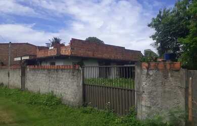 Imagem: A casa possui 3 Dormitórios, 2 Banheiros, 3 Vagas na garagem