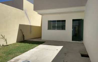 Imagem: A casa possui 3 Dormitórios, 2 Banheiros, 2 Vagas na garagem