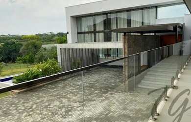 Imagem: A casa em condomínio possui 4 Dormitórios, 5 Banheiros, 5