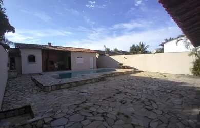 Imagem: A casa possui 3 Dormitórios, 3 Banheiros, 4 Vagas na garagem