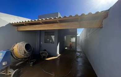 Imagem: A casa possui 3 Dormitórios, 1 Banheiro, 1 Vaga na garagem