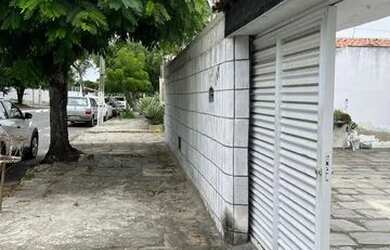 Imagem: A casa possui 5 Dormitórios, 4 Banheiros, 4 Vagas na garagem