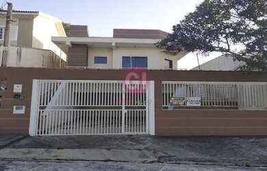 Imagem: A casa possui 3 Dormitórios, 2 Banheiros, 2 Vagas na garagem