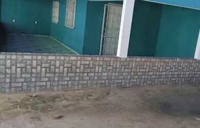 Imagem: A casa possui 2 Dormitórios, 2 Banheiros, 2 Vagas na garagem