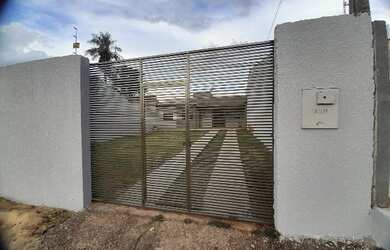 Imagem: A casa possui 3 Dormitórios, 1 Banheiro, 2 Vagas na garagem