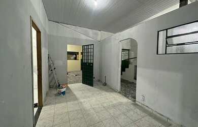 Imagem: A casa possui 4 Dormitórios, 3 Banheiros, 300m² de Área e