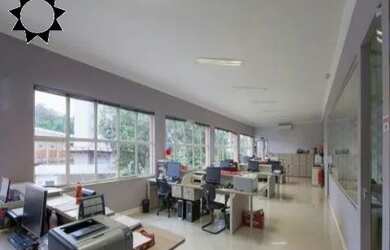 Imagem: O depósito possui 5 Vagas na garagem, 1.800m² de Área e