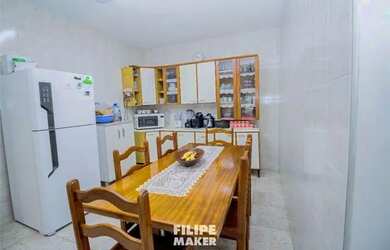 Imagem: A casa possui 3 Dormitórios, 2 Banheiros, 243m² de Área e