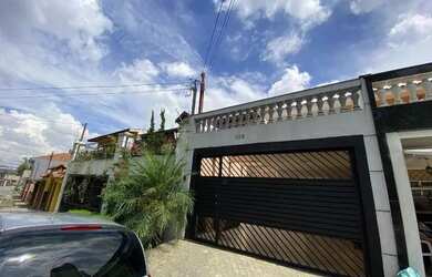 Imagem: A casa possui 3 Dormitórios, 3 Banheiros, 2 Vagas na garagem