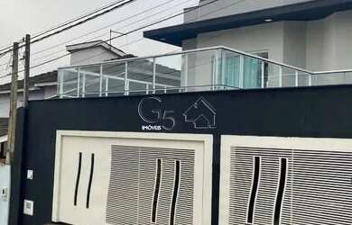 Imagem: A casa possui 3 Dormitórios, 4 Banheiros, 5 Vagas na garagem