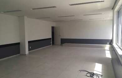 Imagem: O depósito possui 5 Vagas na garagem e 1627m² de Área e está