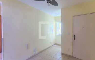 Imagem: O apartamento possui 3 Dormitórios, 1 Banheiro, 1 Vaga na garagem