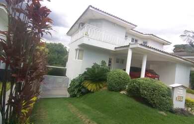 Imagem: A casa possui 4 Dormitórios, 5 Banheiros, 4 Vagas na garagem