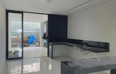 Imagem: A casa possui 3 Dormitórios, 3 Banheiros, 2 Vagas na garagem