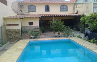 Imagem: A casa possui 4 Dormitórios, 3 Banheiros, 4 Vagas na garagem