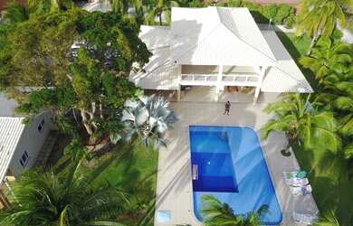 Imagem: A casa possui 5 Dormitórios, 5 Vagas na garagem e está localizado