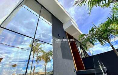 Imagem: A casa possui 3 Dormitórios, 2 Banheiros, 5 Vagas na garagem