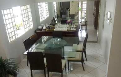 Imagem: A casa possui 4 Dormitórios, 5 Banheiros, 4 Vagas na garagem