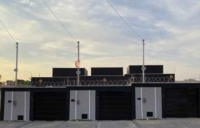 Imagem: A casa possui 3 Dormitórios, 2 Banheiros, 3 Vagas na garagem