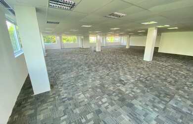 Imagem: O depósito possui 5 Vagas na garagem, 500m² de Área e está