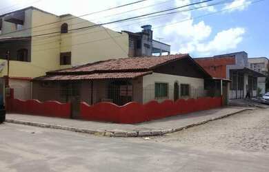 Imagem: A casa possui 3 Dormitórios, 3 Banheiros, 2 Vagas na garagem