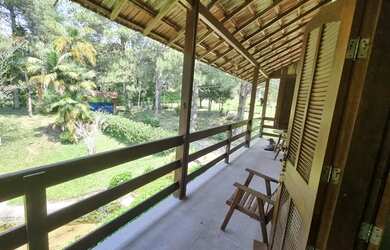 Imagem: A casa possui 3 Dormitórios, 2 Banheiros, 6.000m² de Área