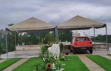 Imagem: A casa possui 2 Dormitórios, 1 Banheiro, 2 Vagas na garagem