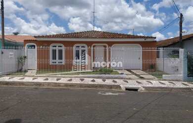 Imagem: A casa possui 3 Dormitórios, 3 Banheiros, 1 Vaga na garagem