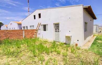 Imagem: A casa possui 2 Dormitórios, 1 Banheiro, 2 Vagas na garagem