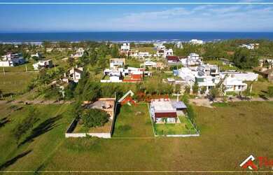 Imagem: O terreno possui 300m² de Área e está localizado em Balneário