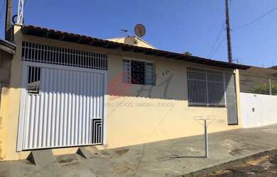 Imagem: A casa possui 2 Dormitórios, 2 Banheiros, 1 Vaga na garagem