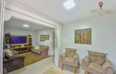 Imagem: A casa possui 3 Dormitórios, 2 Banheiros, 4 Vagas na garagem