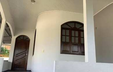 Imagem: A casa possui 3 Dormitórios, 2 Banheiros, 2 Vagas na garagem