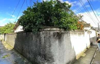 Imagem: A casa possui 3 Dormitórios, 2 Banheiros, 200m² de Área e