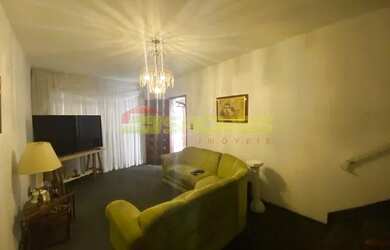 Imagem: A casa possui 3 Dormitórios, 3 Banheiros, 2 Vagas na garagem