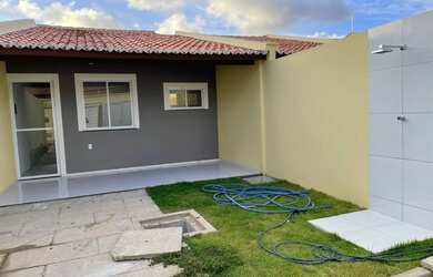 Imagem: A casa possui 2 Dormitórios, 2 Banheiros, 2 Vagas na garagem