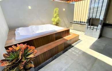 Imagem: A casa possui 3 Dormitórios, 3 Banheiros, 4 Vagas na garagem