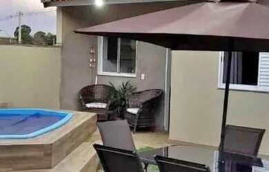 Imagem: A casa possui 2 Dormitórios, 1 Banheiro, 1 Vaga na garagem