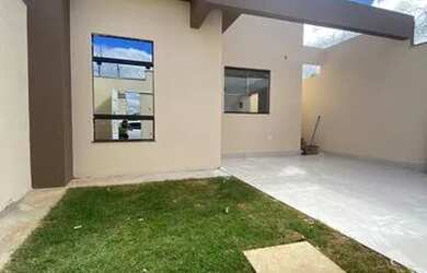 Imagem: A casa possui 3 Dormitórios, 1 Banheiro, 1 Vaga na garagem