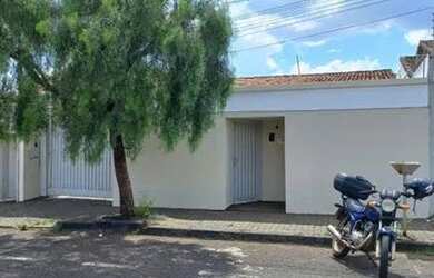 Imagem: A casa possui 3 Dormitórios, 1 Banheiro, 2 Vagas na garagem