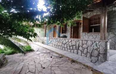 Imagem: A casa possui 3 Dormitórios, 2 Banheiros, 2 Vagas na garagem