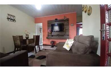 Imagem: A casa possui 3 Dormitórios, 2 Banheiros, 1 Vaga na garagem