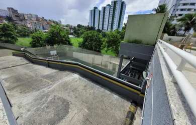 Imagem 2: Apartamento na Paralela. Piscina, Churrasqueira, VarandaeÁrea de serviço