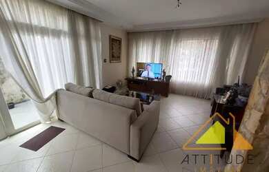 Imagem: A casa possui 3 Dormitórios, 3 Banheiros, 2 Vagas na garagem