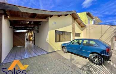 Imagem: A casa possui 3 Dormitórios, 4 Banheiros, 5 Vagas na garagem